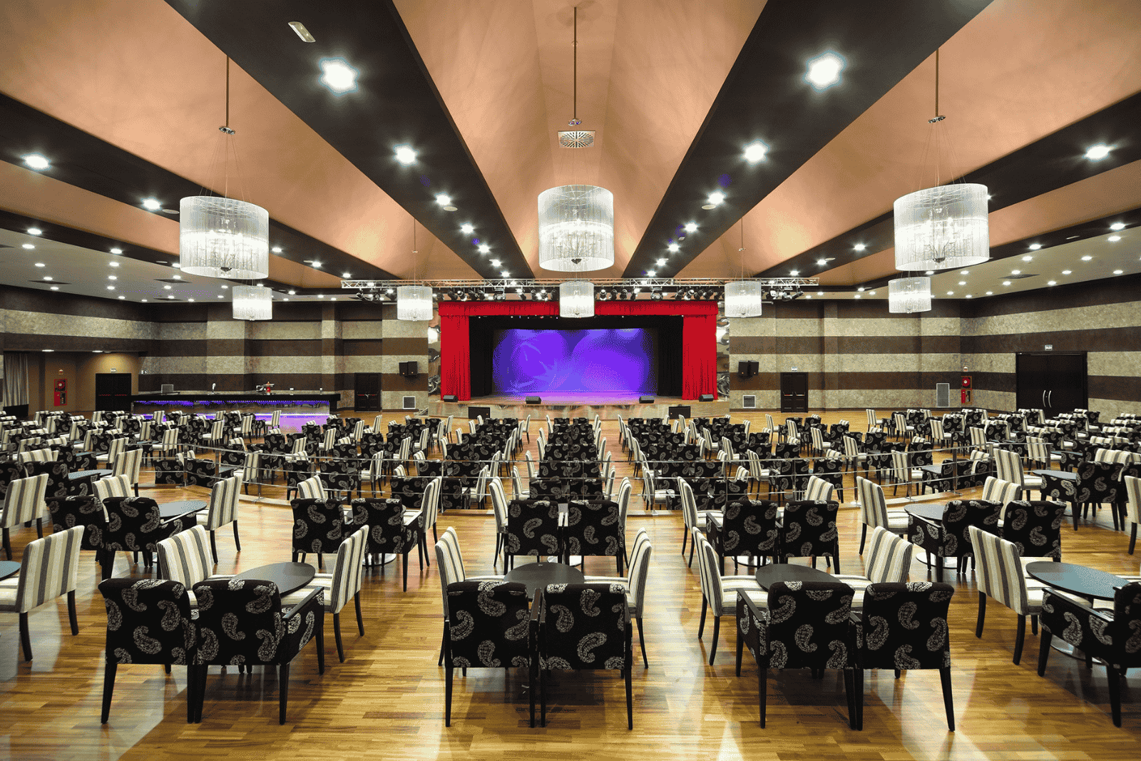 Guia completa para equipar un salon de eventos de un hotel